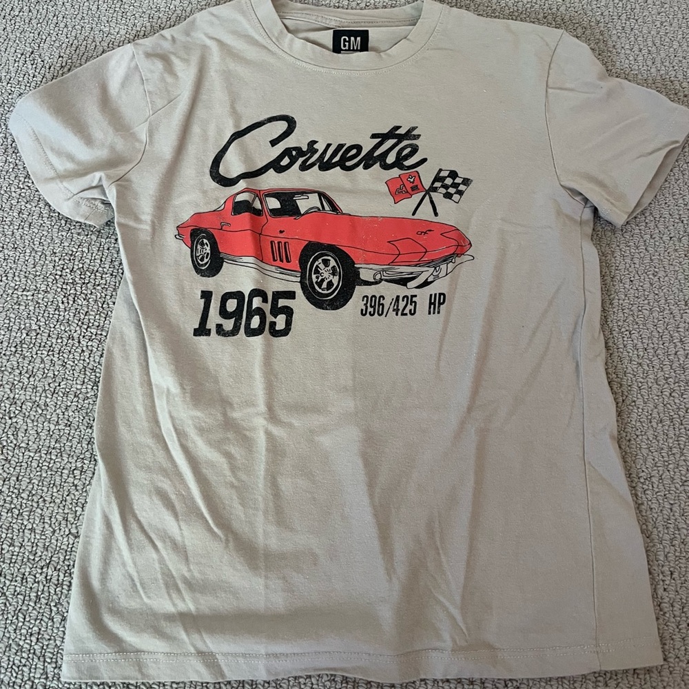 Super cute t-shirt, not very worn!